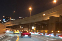 「インディビジュアル」モードで首都高の走りを楽しんでいると、前方から派手なエキゾーストサウンドが聞こえてきた。恐る恐る、無敵のスポーツセダン「WRX S4 STI Sport R EX」で接近を試みた。