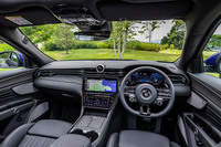 インストゥルメントパネルは、1970年代の名車「ギブリ」などに採用されたT字型デザインをベースにモダン化。横長のメータークラスターと、上下に分割されたセンターディスプレイ、ダッシュボード中央のデジタル時計に液晶パネルが用いられている。それらパネルサイズの合計は33インチ以上という。