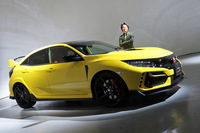 2020年秋に発売される「ホンダ・シビック タイプRリミテッドエディション」。傍らに立つのは、その開発責任者である柿沼秀樹氏。
