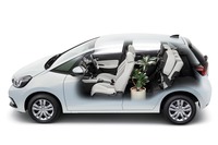 「フィット」ならではの後席のチップアップ機能は、新型にも継承されている。