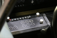 ステアリングコラムの両サイドには、フラットなパネルが。その上に各種の操作ボタンが並ぶ。