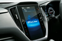 「スターリンク」とは、スバルが提供するコネクテッドサービスのこと。リコールなどの重要情報が自動で案内されるほか、ソフトウエアのアップデートにも対応。有償となるが、先進事故自動通報や、24時間のオペレーターサービス、遠隔での施錠／解錠や車載ナビへの目的地送信が可能なリモートサービスなども用意されている。