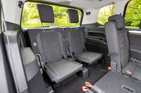 1、2列目と比べると、いささか簡素なつくりの3列目シート。ただし座席の剛性はしっかりしており、形状的にも、小柄な人なら自然な着座姿勢がとれる。