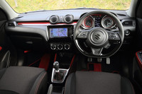 赤から黒にグラデーションする、個性的な意匠の装飾パネルが目を引くインテリア。本革巻きのステアリングホイールは、表皮にディンプル加工を施すことでグリップ性を向上させた専用品となっている。