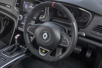 アルカンターラとナッパレザーで仕立てられたステアリングホイール。リム中央のセンターマークが戦闘的なムードを醸し出す。