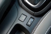 シフトセレクターの手前にはECOモードの切り替えスイッチと、クルーズコントロールの操作スイッチが備わる。