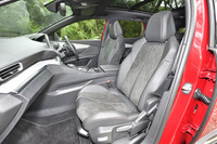 内装色はグレー。“スポーティ”と呼ばれるシートの表皮はアルカンターラ／テップレザーとなる。