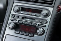 BOSEのオーディオシステムは標準装備。新車だった2004年当時でもカセットデッキを使っていた人はほとんどいないのではないだろうか。