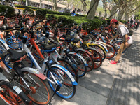 シェアリング自転車が並ぶ一角。その彩り、街区によってはちょっとしたアクセントにさえ映る。