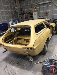 内外装の部品が取り外された「P1800ES」。外装では、ホイールのリムとマフラー以外は、オリジナルの部品を修復して使用した。