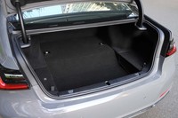 ラゲッジルームの容量は420リッター。リチウムイオンバッテリーを積むため、純ガソリンモデルよりも95リッター小さくなっている。