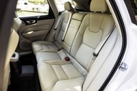 後席（写真）も前席と同様、上質なファインナッパレザーで仕立てられている。