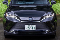 薄型のアッパーグリルと切れ長のヘッドランプの下部に、左右につながるメッキのインサートを配置して連続性を表現。フロントフェイスは、都会的でシャープな印象に仕上げられている。