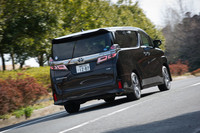 ボディーについては、構造用接着剤の適用範囲拡大や高剛性ガラス接着剤の採用などにより、剛性を強化。操縦安定性の向上と乗り心地の改善を図っている。