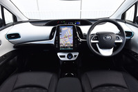 「プリウスPHV」のインテリア。ダッシュボード中央の天地に薄いメーターや、センターコンソールの11.6インチ縦型モニターが特徴的。