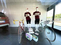 2022年夏、シエナのルノー販売店、パンパローニのウィンドウに突如飾られたロードバイク。自転車イベント「エロイカ」の告知であった。