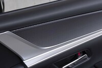 ドアパネルに貼られた籠目調のパネル。あたかもメタルのような触感だ。