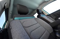 エメラルドインテリア仕様車の「アドバンストコンフォートシート」は、15mmというとくに厚い生地裏フォームを使って仕立てられている。運転席にアームレストが備わるのも、このシートのみ。