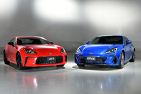「トヨタGR 86」（写真左）と新型「スバルBRZ」（同右）。排気量が2.4リッターにアップした。