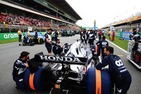 アルファタウリの角田裕毅（写真）は、1000分の7秒という僅差で予選Q1落ちの16位。時に歯に衣（きぬ）着せぬ無線内容ですっかり有名となった彼だったが、セッション後に勢い余ってマシンへの不満をぶちまけてしまいチームに謝罪することに。先輩格のピエール・ガスリーとはマシンのフィードバックが異なるということに頭を悩ませていたことからも、思うようにならない状況でフラストレーションがたまっていたのだろう。さらにレースでは、8周してパワーユニットが止まるというトラブルに見舞われリタイア。いろいろな歯車がかみ合わない週末となってしまった。ガスリーも予選12位と激戦の中団勢にもまれて苦しい戦いを強いられ、さらにスターティンググリッドで前に出すぎたことで5秒加算のペナルティーまで受ける始末。しかしミスを取り返すべく猛追し、なんとか10位入賞で1点を追加することができた。（Photo=Getty Images / Red Bull Content Pool）