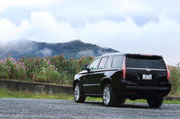 堂々としたボディーと高い積載性が魅力の「エスカレード」。近年ではフルサイズセダンに代わり、要人や著名人の送迎など、フォーマルなシーンでも好んで使われるようになっている。