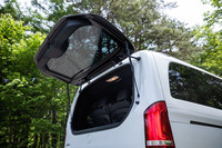 リアゲートのウィンドウ部分だけを開閉することもできる。車体後方にスペース的な余裕が乏しいシチュエーションでも、荷物の出し入れが可能となる。