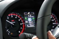 システムの状態はメーター内のマルチインフォメーションディスプレイでも確認が可能。写真はACCと操舵支援の双方が機能しており、操舵支援については車線ではなく、前走車の走行のみを参考に進路を算出していることを示す。