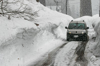 関越トンネルを抜けて、新潟・越後湯沢に到着。幹線道路や生活道路は除雪が行き届いているが、少し奥まった道には雪が積もっている。そこは人もクルマもあまり通らないらしく、大きなわだちになっていた。こうしたシーンに遭遇しても慌てることなく進めるのがオールシーズンタイヤのメリットだ。