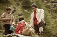 ピエトロの父アレッサンドロ（写真右）は、山を愛するエンジニア。村の少年ブルーノ（左）をわが子同様に大切にしていた。