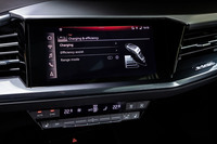 充電とエフィシェントアシストの設定画面。走行中の回生ブレーキの強さはステアリングパドルによって3段階に調整できるほか、あらかじめ利き具合を選択できるようになっている。