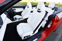 ホワイトとブラックのコントラストが目を引くインテリアは、BMW Individualのオプション（33万円）によるもの。運転席と助手席のヘッドレスト部には送風ダクトが設けられ、乗員の首まわりを温めることができる。