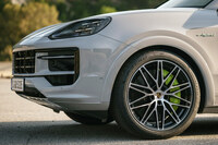 「カイエンS Eハイブリッド」には「20インチカイエンSホイール」が標準で装備されるが、試乗車にはオプションの22インチホイールが装着されていた。