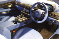 新型「ヴァンキッシュ」のコックピット。センターコンソールの中央には10.25インチのタッチスクリーンが置かれ、この画面を通じてインフォテインメントやエアコン、車両の一般設定などの操作が行える。