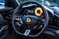 スタート／ストップスイッチやドライブモードセレクター「マネッティーノ」のコントローラーなどは、いずれもステアリングホイールに配置。メーターパネルは10.2インチの液晶ディスプレイだ。