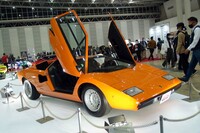 「オートモビル カウンシル2022」の会場より、主催者展示のスーパーカー群のなかでも、ひときわ大きな存在感を放っていた「カウンタックLP400」。このクルマの人を引き付ける力は、どこからくるものなのだろうか。