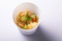 8皿目「マングローブ蟹のジューシー」。マングローブ蟹を生きたまま丸ごと米とパンダンリーフ、島人参と一緒に炊き込んだ米料理。濃厚な蟹の味が楽しめる一品。