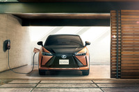 2023年3月に登場したレクサスの電気自動車専用モデル「RZ」。BEV用に新開発されたプラットフォーム「e-TNGA」を採用している。駆動用リチウムイオンバッテリーの容量は71.4kWhで、一充電走行距離は494kmを誇る。