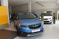 オペル販売店のショールームで。写真手前は小型クロスオーバーSUV「クロスランドX」。右奥は依然1番人気だという「コルサ」。