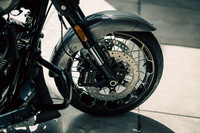 きらびやかなキャストスポークホイールが目を引く足まわり。2023年モデルではフロントに倒立フォークを採用し、リアサスペンションのトラベル量を50％増やすことで快適性や走行安定性の向上を図った。