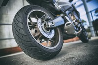 タイヤのサイズは、フロント：120/70ZR17、リア：180/55ZR17。試乗車はメッツラーの「ロードテック01」タイヤを装着していた。