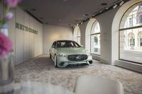 施設内には薄いグリーンをまとった「メルセデスAMG S63 Eパフォーマンス」が展示されていた。（写真＝メルセデス・ベンツ）