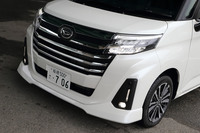 きらびやかな「トールカスタム」のメッキグリル。15インチのアルミホイールは、最上級グレード「カスタムGターボ」だけの装備となる。