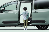 今やミニバンに限らず、“ノッポなクルマ”のキラーコンテンツとなっているスライドドア。乗降がしやすく、狭い場所でも気兼ねなく開けられるのが魅力だ。（写真：トヨタ自動車）