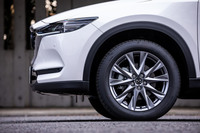 試乗車には標準装備の19インチシルバーメタリック塗装ホイールが装備されていた。タイヤは225/55R19サイズの「トーヨータイヤ・プロクセスR46」。「CX-8」の最低地上高は200mmと発表されている。