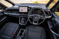 ブラックアウトしたスリムなフロントピラーや水平基調で低くワイドなダッシュボードが特徴的な「ヴォクシー」のインストゥルメントパネル。今回の試乗車に装着されていた10.5インチのディスプレイオーディオは30万2500円のオプションアイテムで、ナビやテレビ、T-Connect、スマホ連携機能などが組み込まれている。