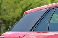 車体後方のCピラーは、“ブレード”と名付けられたプレートでドレスアップされる。