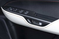 ドアロックが電気式になったのも新しい。グリップに手をかけたときに親指の位置にくるプレートを押し込むと開錠する。