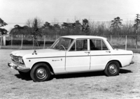 1964年4月、翌5月に開催される第2回日本グランプリのGTレースに出場するため、ホモロゲーション取得用に100台が限定生産された「スカイラインGT」（S54A-1）。「スカイライン1500デラックス」のノーズを200mm延長し、「グロリア スーパー6」用の2リッター直6 SOHCエンジンを押し込んだ、最初の“スカG”である。