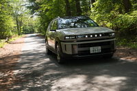 新型「ヒョンデ・ネッソ」が国内で発売されたのは2026年4月8日のこと。今回の試乗車は最上級グレードの「ラウンジ＋」で、価格は835万円。