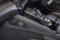 スロープ状になったセンターコンソール。前方の空洞になった部分には、携帯端末の非接触型充電機能が備わる。